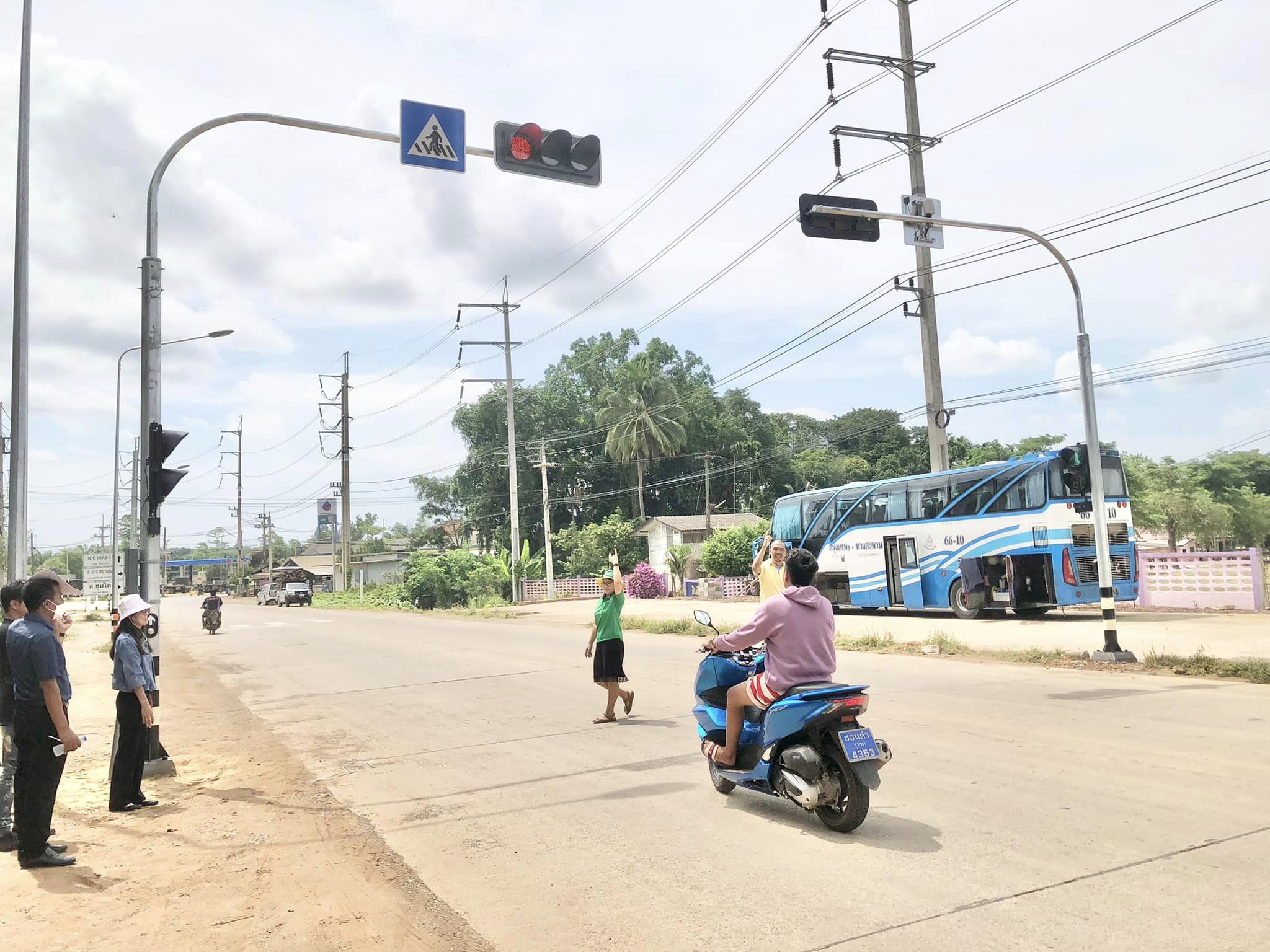 โครงการติดตั้งสัญญาณไฟจราจรสำหรับคนข้ามถนน  บริเวณหน้าโรงเรียนมาบอำมฤตวิทยา