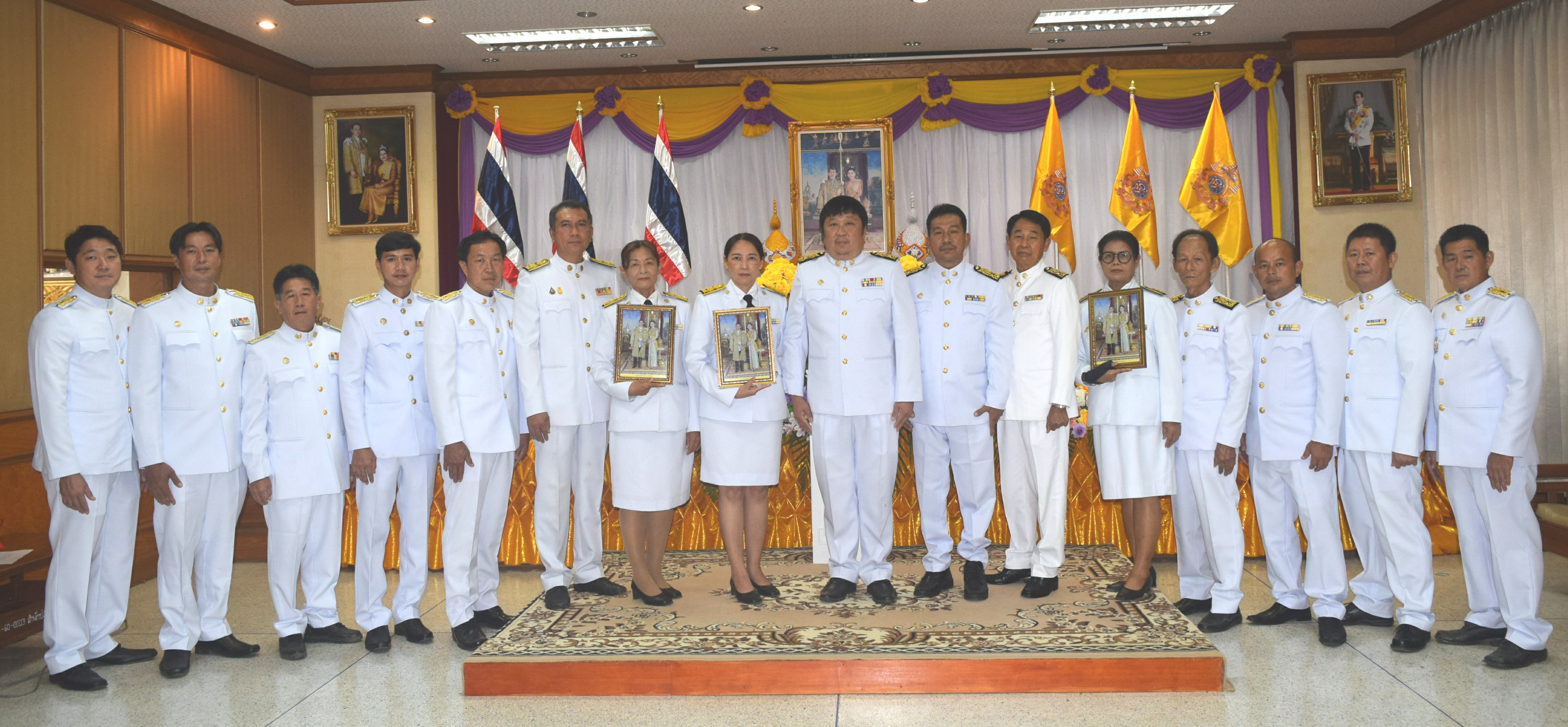 พิธีรับพระราชทานพระบรมฉายาลักษณ์ พระบาทสมเด็จพระเจ้าอยู่หัว ที่ฉายกับสมเด็จพระนางเจ้าฯพระบรมราชินี