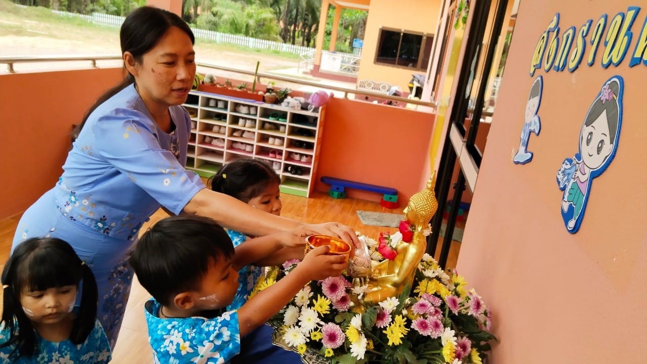 กิจกรรมสรงน้ำพระขอพรวันสงกรานต์ ศูนย์พัฒนาเด็กเล็กเทศบาลตำบลมาบอำมฤต