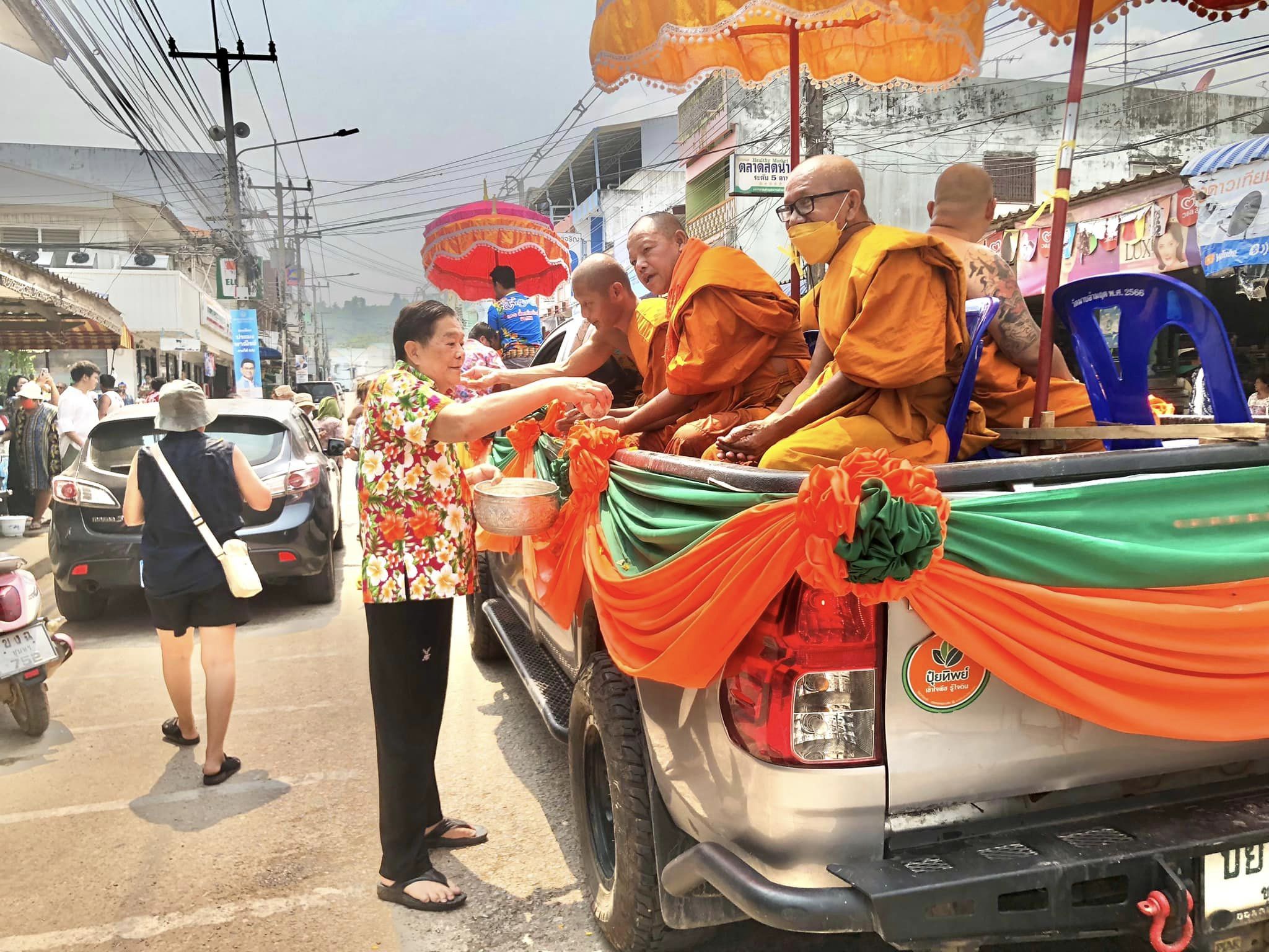 แห่พระพุทธรูปและพระภิกษุสงฆ์เพื่อสรงน้ำภายในเขตเทศบาลตำบลมาบอำมฤต(สงกรานต์ ประจำปี 2566