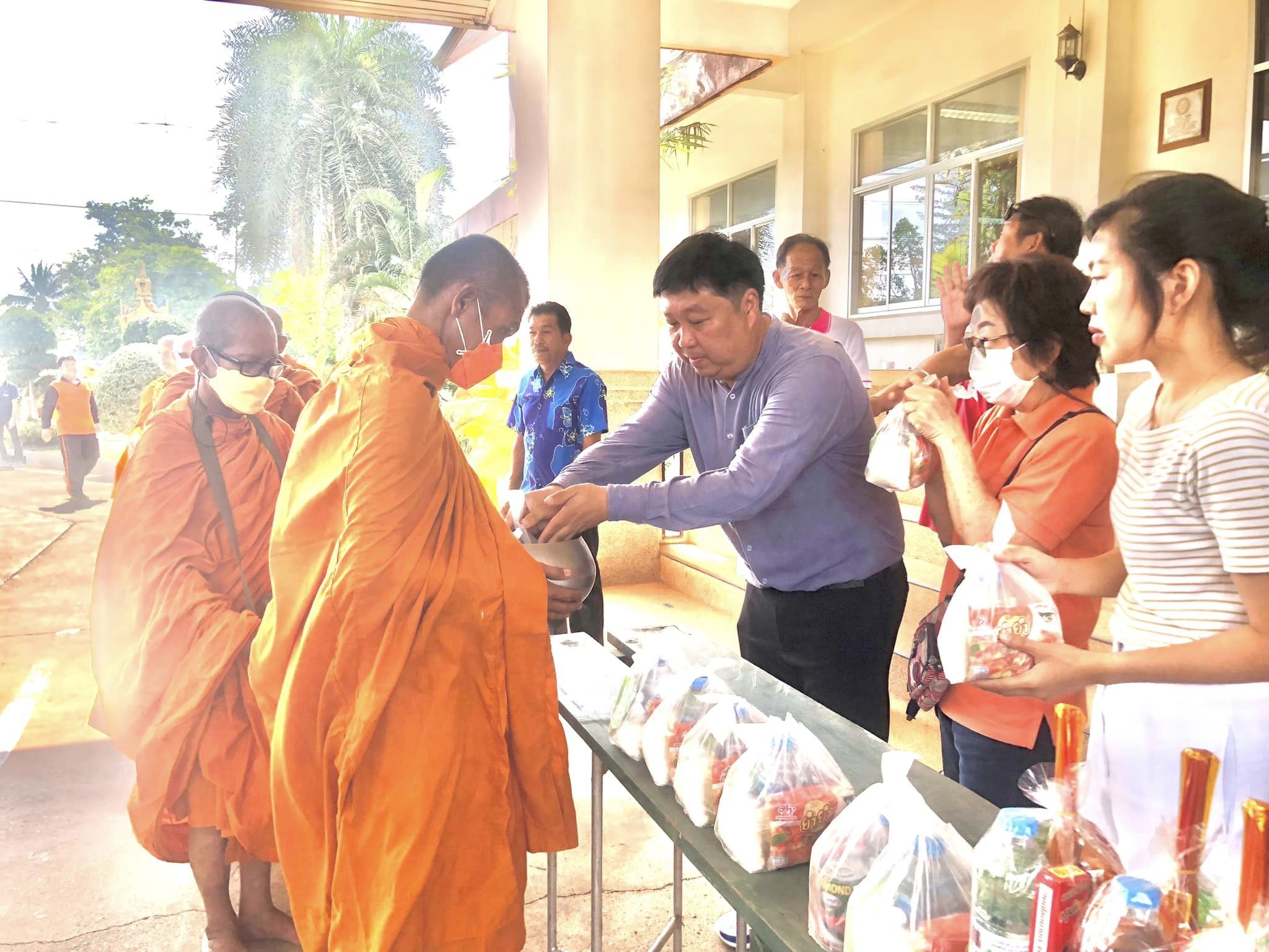 ทำบุญตักบาตรสำนักงานเทศบาลตำบลมาบอำมฤต